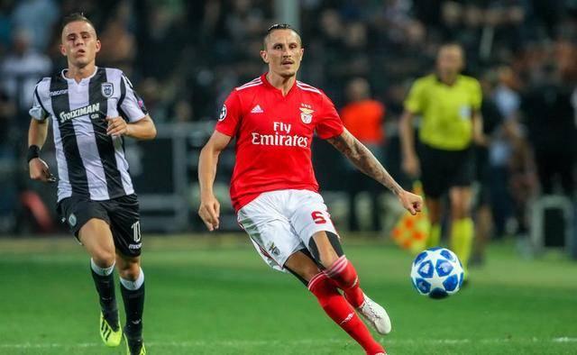 显露紧张 显露紧张